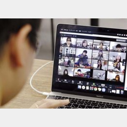 N高の英語のオンライン授業、教師がこまめにレスポンスすることで普通の授業と変わらないという声も（Ｃ）共同通信社