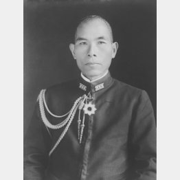 高木惣吉は舞鶴鎮守府参謀長、海軍省教育局長、東久邇宮内閣内閣副書記官長などを歴任。最終階級は海軍少将（1943年撮影）／（Ｃ）共同通信社