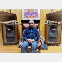 リビングイメージの渡辺誠一郎CEO、自慢のオーディオセットの前で（撮影）滝田誠一郎