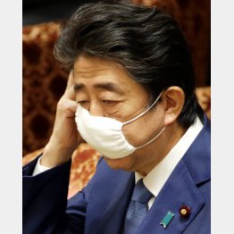 一昨年2020年8月以降は安倍晋三氏も不織布マスクにシフト（Ｃ）日刊ゲンダイ