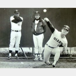 桑田（右）の投球練習を見守る藤田監督（左）と中村投手コーチ（Ｃ）日刊ゲンダイ