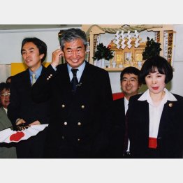 初当選の勢いも在職13年で衰え…（左から、長男・伸晃氏、石原慎太郎氏、三男・宏高氏、典子夫人＝1999年都知事選）／（Ｃ）日刊ゲンダイ