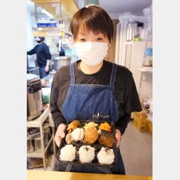 代表の坂本純子さんと人気の「9マス弁当」／（提供写真）
