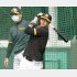 打撃練習する佐藤輝（左は矢野監督）／（Ｃ）共同通信社