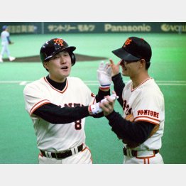 1989年4月、原（左）の通算250号を迎える桑田（Ｃ）共同通信社