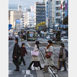 広島県の調査で重症化スピードが第5波の3倍と（広島市内を歩く人たち）／（Ｃ）共同通信社