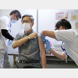 せっかく入手してもいつまでも使い渋って“期限切れ”など、本来はあり得ない…（追加接種をする新型コロナ感染症対策分科会の尾身茂会長）／（代表撮影）
