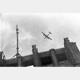 帝都上空を飛ぶ米軍のボーイングB-29爆撃機（Ｃ）共同通信社