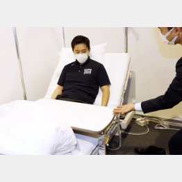 ベッドに横たわるパフォーマンスも披露したが…（大阪の吉村洋文府知事）／（Ｃ）共同通信社