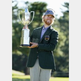 KBCオーガスタでツアー初優勝し、トロフィーを掲げるスコット・ビンセント（Ｃ）共同通信社