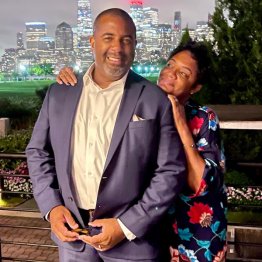 21年ぶりに再会した大学時代のルームメートのドナーになったスティーブン・ロビンソンさん（左）／（フェイスブックから）