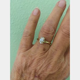 フィアンセから贈られた婚約指輪（キャロルさんのツイッターから）