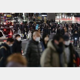 第6波ピークアウトも、遅れて重症者や死亡者のピークがくる…（東京・渋谷を歩く人たち）／（Ｃ）日刊ゲンダイ