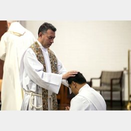 ああ…全て無効に！（聖グレゴリー教会アランゴ神父の洗礼＝フェイスブックから）