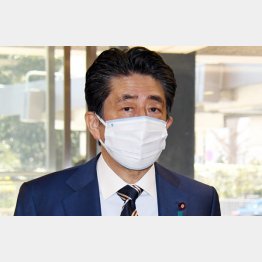 もう現職の総理大臣じゃないんだから…（17日、会合のため党本部に入る安倍元首相）／（Ｃ）日刊ゲンダイ