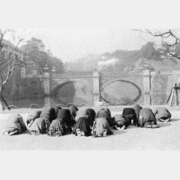 米英に宣戦布告し太平洋戦争が勃発した後、戦勝を祈る人々（1941年12月、東京都千代田区）／（Ｃ）共同通信社