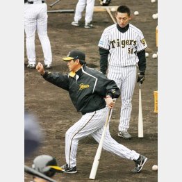 2009年の春季キャンプで桜井（右）を指導する就任1年目の真弓監督（Ｃ）日刊ゲンダイ