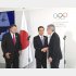 未来の子供たちが負債を背負う（バッハIOC会長と握手を交わす秋元克広・札幌市長。左は山下泰裕JOC会長）／（Ｃ）共同通信社
