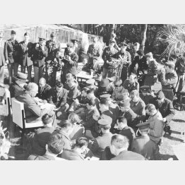 カサブランカ会談で従軍記者の質問に答えるルーズベルト米大統領とチャーチル英首相（Ｃ）World History Archive／ニューズコム／共同通信イメージズ