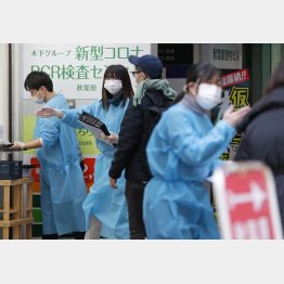 日本が諸外国のように陽性者がスッと下がらないのは…（Ｃ）日刊ゲンダイ