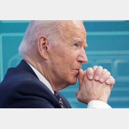 バイデン米大統領（Ｃ）ロイター