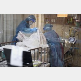 防護服を着て、新型コロナ軽症患者をケアする看護師（Ｃ）共同通信社