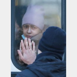 ウクライナの親ロ派支配地域「ドネツク人民共和国」からロシア側に避難する娘を見送る父親（Ｃ）ロイター＝共同