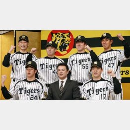 阪神の入団記者会見で和田監督（前列中央）とポーズをとる左上から時計回りに岩崎、梅野、陽川、山本、岩貞、横田（Ｃ）共同通信社