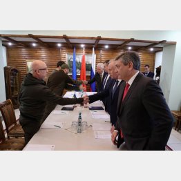 2回目の停戦協議に席に着くウクライナとロシアの代表団だが…（Ｃ）ロイター