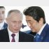 プーチン大統領（左）と27回も会い、“信頼関係”を築いているのなら…（安倍元首相）／（Ｃ）共同通信社