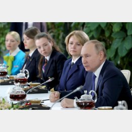 絶対に一歩も引かない（ロシア大統領府提供・タス＝共同）