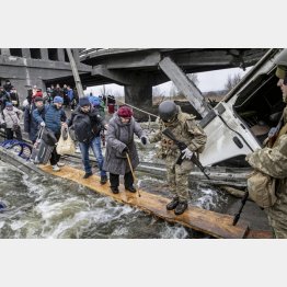 ロシアの攻撃を受け、キエフ郊外から避難する人たち（Ｃ）ゲッティ＝共同