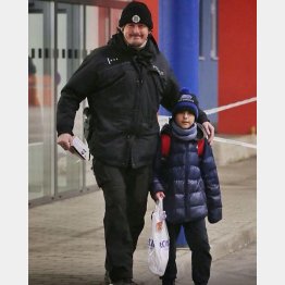 1枚のビニール袋とパスポート、そして自分の手に電話番号を書いてたった1人で…（Ｃ）ロイター