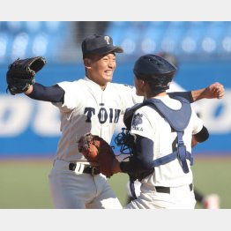 昨秋の明治神宮大会を制した大阪桐蔭の前田（左）、松尾（Ｃ）日刊ゲンダイ