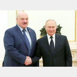 独裁者同士でトンチンカン発言（11日、モスクワで＝ロイター／Sputnik）