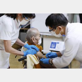 遅すぎた高齢者のワクチン3回目接種（Ｃ）共同通信社