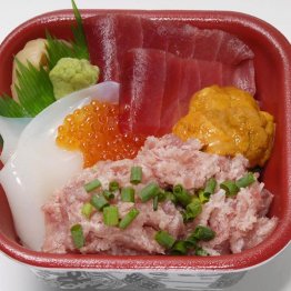 お寿司や海鮮丼は毎日でも食べられる（写真はうおがし丼）／（提供写真）