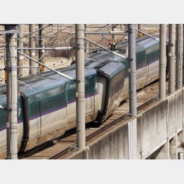 地震で脱線した東北新幹線の車両（Ｃ）共同通信社
