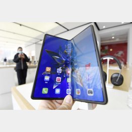 ファーウェイの折り畳みスマホ（Ｃ）共同通信社