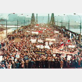 1990年2月4日、東西冷戦終結で体制が揺らぐ中、モスクワ川にかかるクリムスキー橋を渡るソ連の民主化要求デモ（Ｃ）ロイター=共同