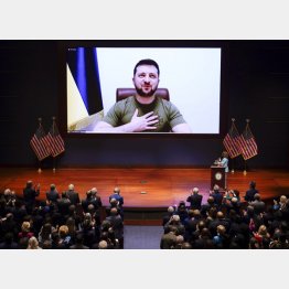 ワシントンの米議会に向けてオンラインで演説するウクライナのゼレンスキー大統領（Ｃ）AP＝共同