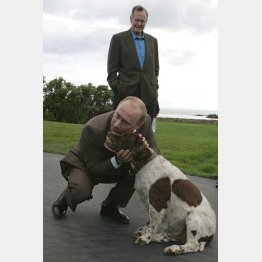 2003年イラクに侵攻したG・W・ブッシュ元大統領（後方）とウクライナに侵攻したプーチン大統領（Ｃ）ロイター=共同