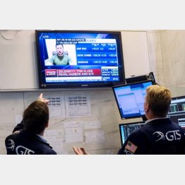 米議会で演説するウクライナのゼレンスキー大統領の映像を見るNY証券取引所のトレーダー（Ｃ）ロイター