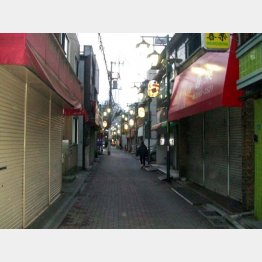 車も通れるかどうかの通りの両脇に店が立ち並ぶ（Ｃ）日刊ゲンダイ