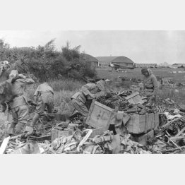 満州に侵攻したソ連軍への降伏に際し、武器・弾薬を集める日本軍兵士（1945年8月）　（Ｃ）Robert Hunt Library／Mary Evans／共同通信イメージズ