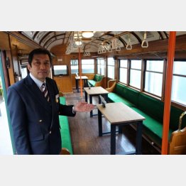 レトロな電車内で仕事（提供写真）