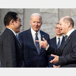 いまさらドイツを追って対米従属競うことなし（G7緊急首脳会議でバイデン米大統領＝央、ショルツ独首相と歓談する岸田首相）／（Ｃ）ロイター