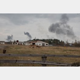 30日、ロシアの砲撃は続いており、黒煙を上げるウクライナ首都キエフ地域の村（Ｃ）ロイター