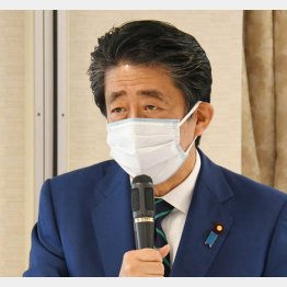 24日、派閥会合で冒頭意見を語る安倍元首相（Ｃ）日刊ゲンダイ