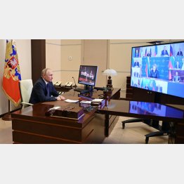 自らが議長となり、安全保障会議メンバーとビデオ会議をするプーチン大統領（Ｃ）ロイター／ Sputnik／Kremlin